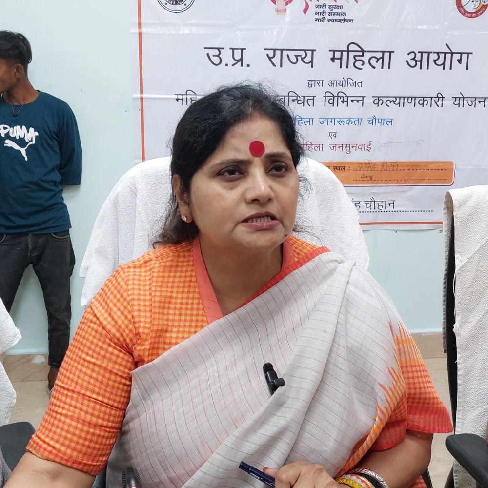 राज्य महिला आयोग अध्यक्ष सोनभद्र दौरे पर:महिलाओं की जनसुनवाई की, मोबाइल एडिक्शन पर दी सलाह