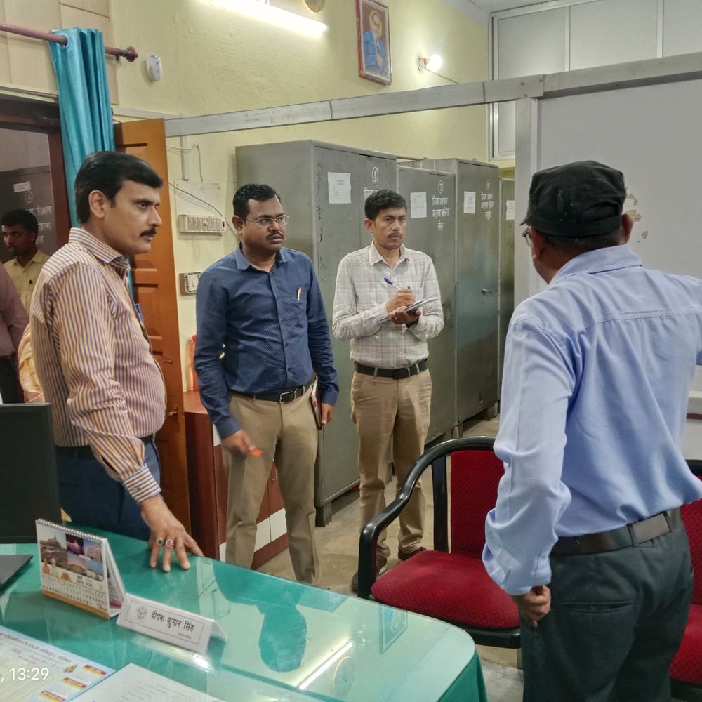 बलिया DM ने विकास भवन का किया औचक निरीक्षण:गंदगी, अव्यवस्था पर जताई नाराजगी; अधिकारियों को दिए सख्त निर्देश