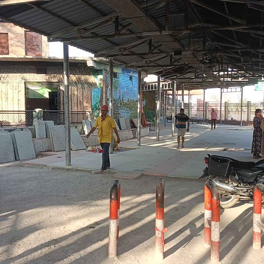 चित्रकूट में कामदगिरि परिक्रमा कर रहे श्रद्धालुओं पर हमला:महिला और दिव्यांग समेत परिवार को पीटा, लूट का प्रयास