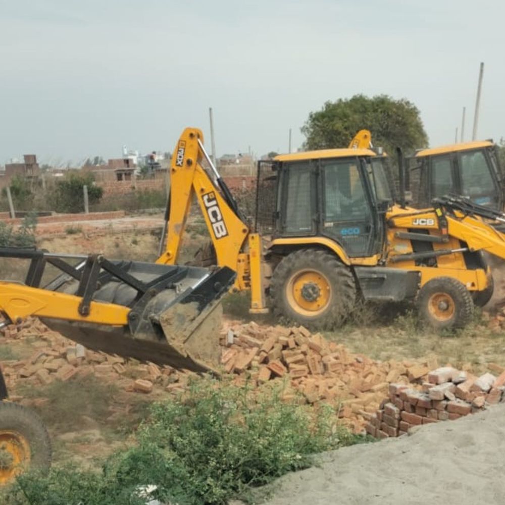 आमका-बिसरख में चला बुल्डोजर:ग्रेटर नोएडा प्राधिकरण ने 30 करोड़ की जमीन कराई कब्जामुक्त