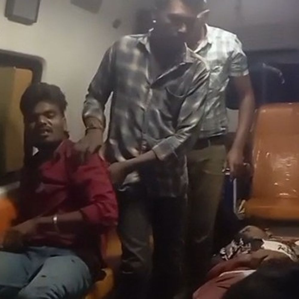 रेलिंग से टकराकर 15 फीट खाई में गिरी बाइक:रायसेन के दो युवक गंभीर घायल, गुजरात से मजदूरी कर लौट रहे थे