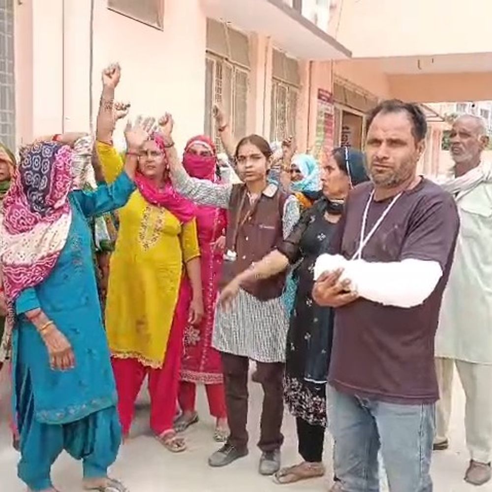 कोसीकला में मारपीट के मामले ने पकड़ा तूल:दर्जनों महिला पुरूष ने एसएसपी से लगाई गुहार, दबंगों पर कार्रवाई की मांग