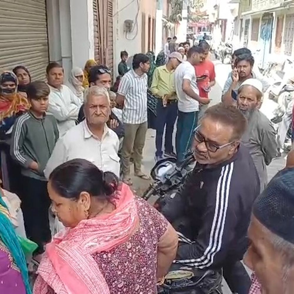 मुजफ्फरनगर में गैस सिलेंडर की कालाबाजारी का आरोप:एजेंसी पर 900 का सिलेंडर 2000 में बेचने पर हंगामा