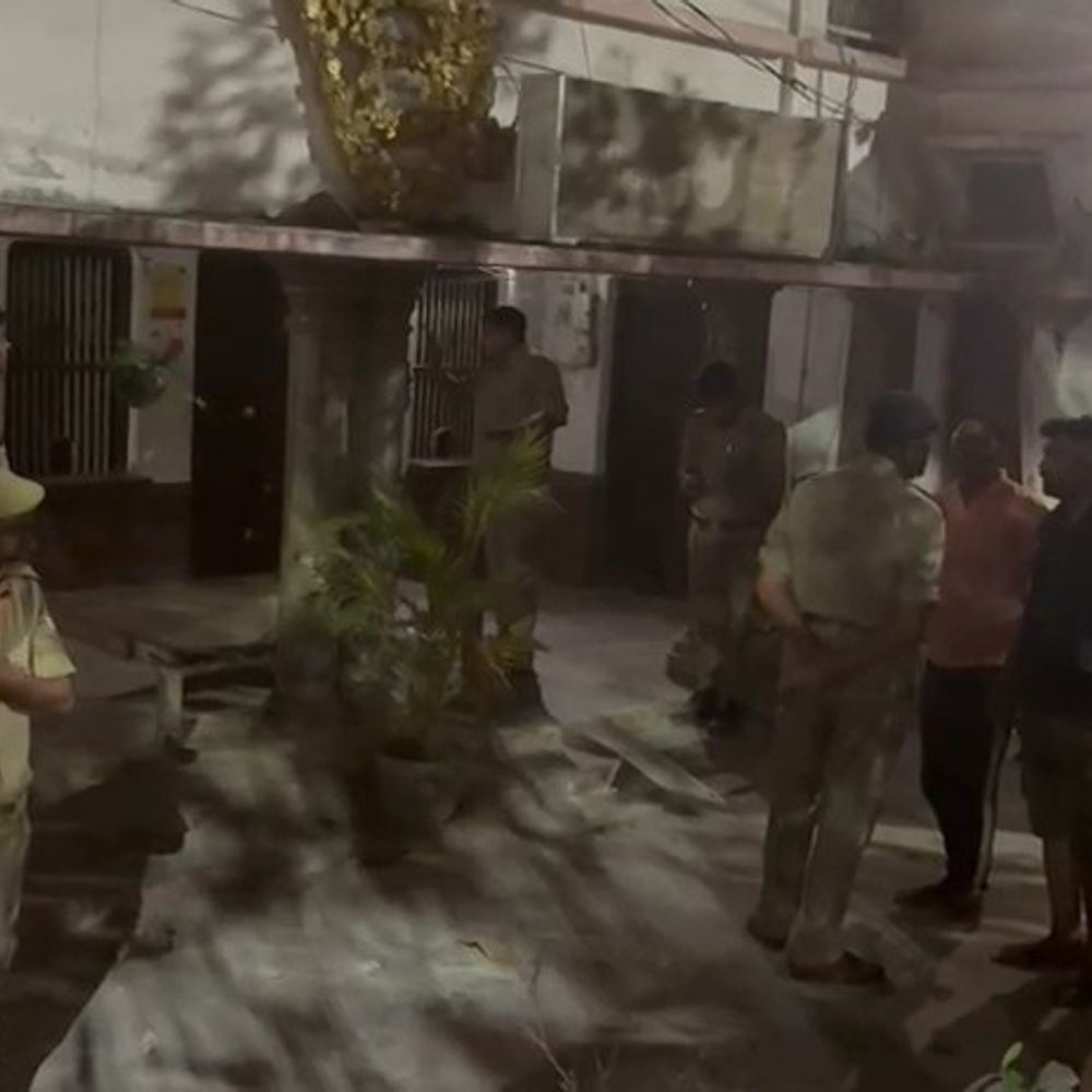 गोंडा में डीएम आवास से 20 मीटर दूर फायरिंग:संपत्ति विवाद में टीचर ने चलाई गोली, एक के पेट में लगी, लखनऊ रेफर