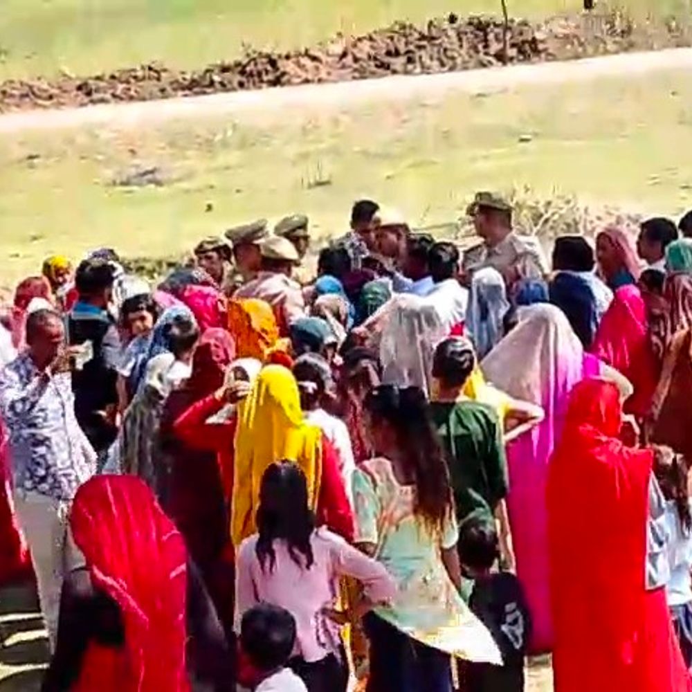 डिप्टी सीएम का काफिला रोका, ग्रामीणों ने सुनाई समस्या:लोअर रोहिणी बांध के विस्थापितों को नहीं मिला उचित मुआवजा