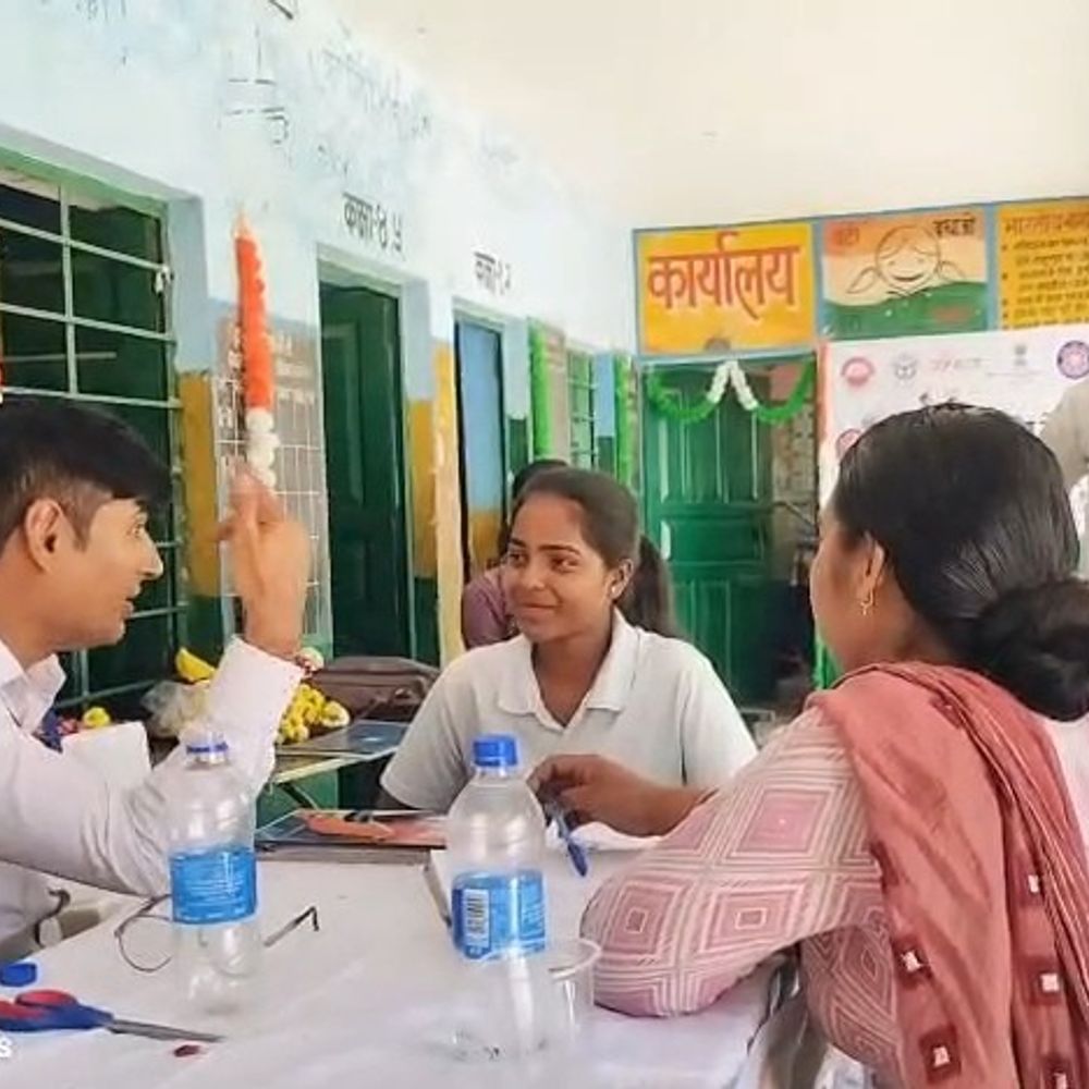 उन्नाव में एनएसएस में लगा निःशुल्क स्वास्थ्य जांच शिविर:जिला अस्पताल की टीम ने 90 से अधिक ग्रामीणों की जांच की