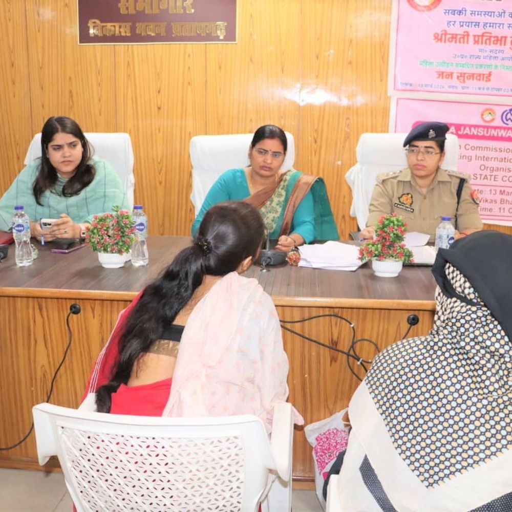 महिला आयोग सदस्य ने सुनीं 20 शिकायतें:प्रतापगढ़ में घरेलू हिंसा, दहेज समेत कई मामलों पर हुई जनसुनवाई