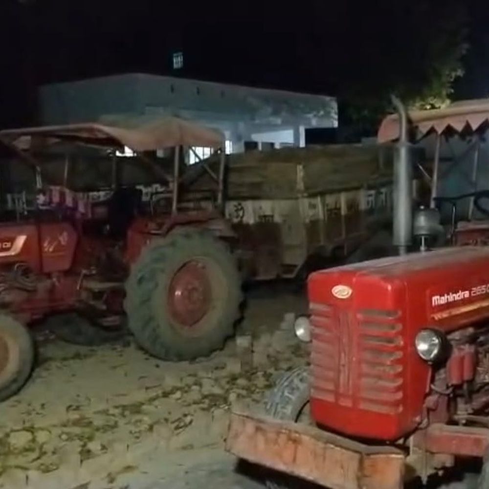हमीरपुर में अवैध मौरंग परिवहन, दो ट्रैक्टर जब्त:प्रशासन की कार्रवाई, रात में चेकिंग के लिए निकले थे SDM