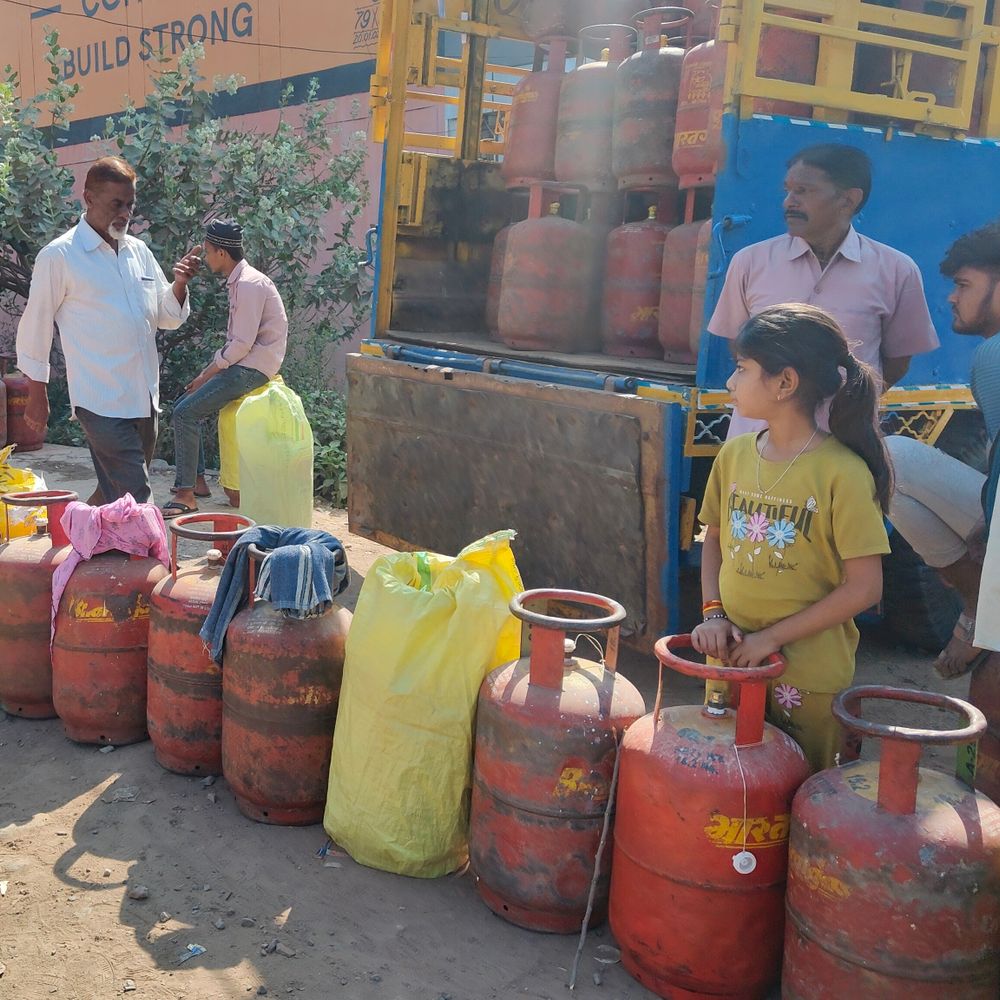 रायसेन कलेक्टर ने एसपी संग गैस एजेंसियों का किया निरीक्षण:संचालकों को दी LPG सिलेंडरों की कालाबाजारी रोकने के निर्देश