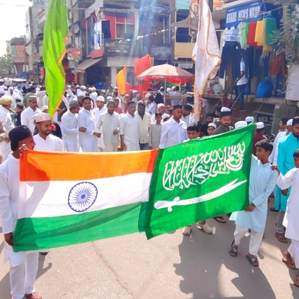 सुल्तानपुर में निकला जुलूस-ए 'मदहे सहाबा':तिरंगा लेकर शहर से गुजरे लोग, मौलाना कासिम कासमी ने दिया अमन-भाईचारे का संदेश