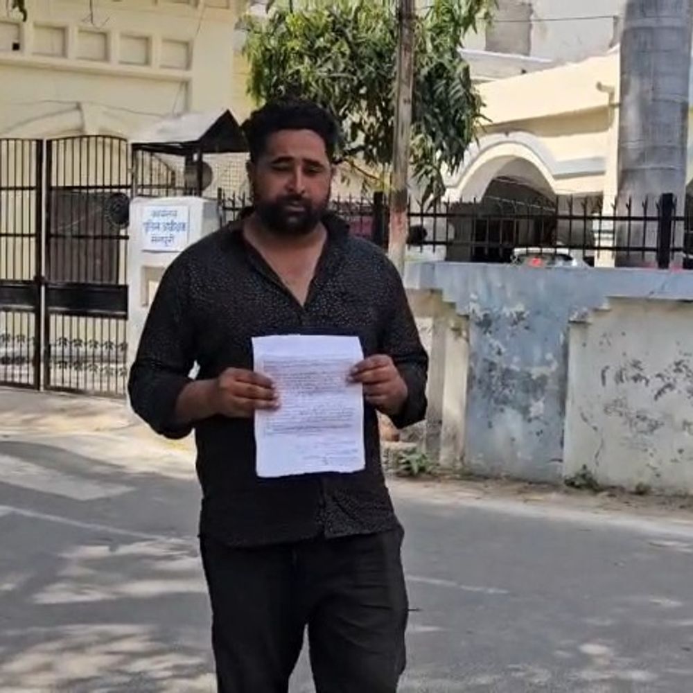 कंबल की पोटरी में 4.85 लाख रुपए छुपाकर कर्मचारी फरार:मैनपुरी में CCTV में कर्मचारी की करतूत कैद, कारोबारी के लाखों उड़ाए