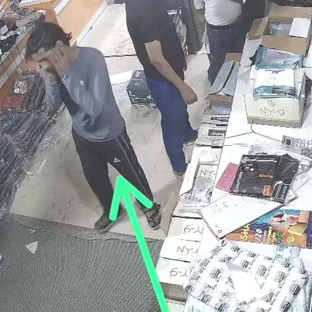 मुजफ्फरनगर में पुलिस बीट के सामने चोरी:शातिर चोर ने 50 हजार की जींस-पैंट से भरा बैग उड़ाया, CCTV में कैद