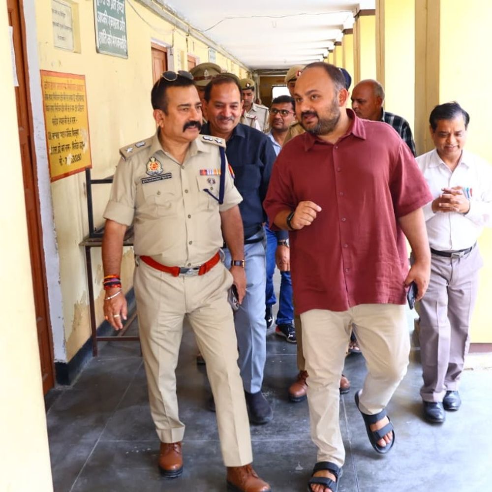 क्यूआर कोड स्कैन कर एग्जाम सेंटर तक पहुंच सकेंगे अभ्यर्थी:हापुड़ पुलिस ने शुरू की पहल, SI परीक्षा केंद्रों का डीएम एसपी ने किया निरीक्षण