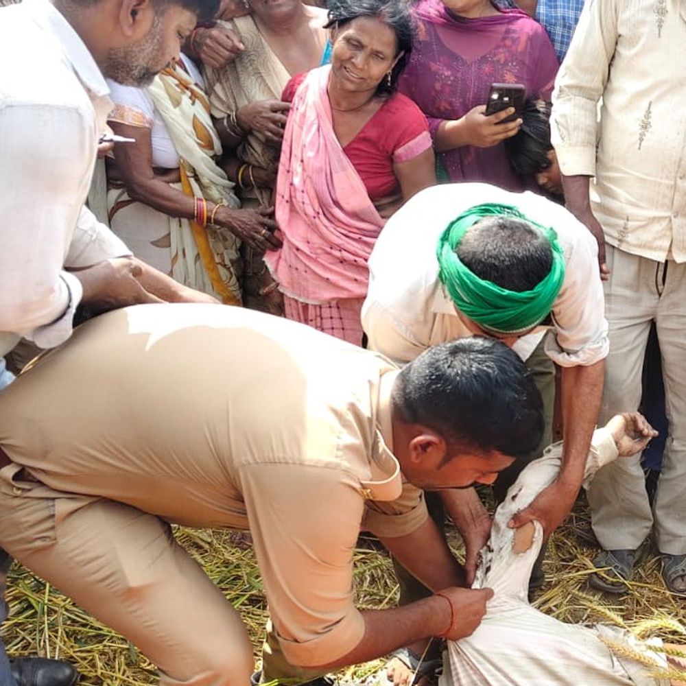 सीतापुर में करंट लगने से लाइनमैन की मौत:ट्रांसफार्मर ठीक करते समय हादसा, पोस्टमॉर्टम के लिए भेजा शव