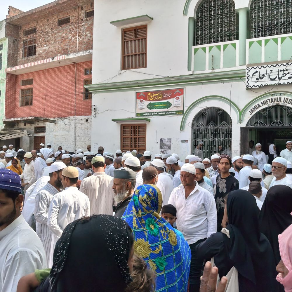 मऊ में की गई अलविदा जुमे की नमाज अदा:शांति व्यवस्था बनाए रखने को पुलिस का रूट मार्च, ड्रोन कैमरों से भी निगरानी