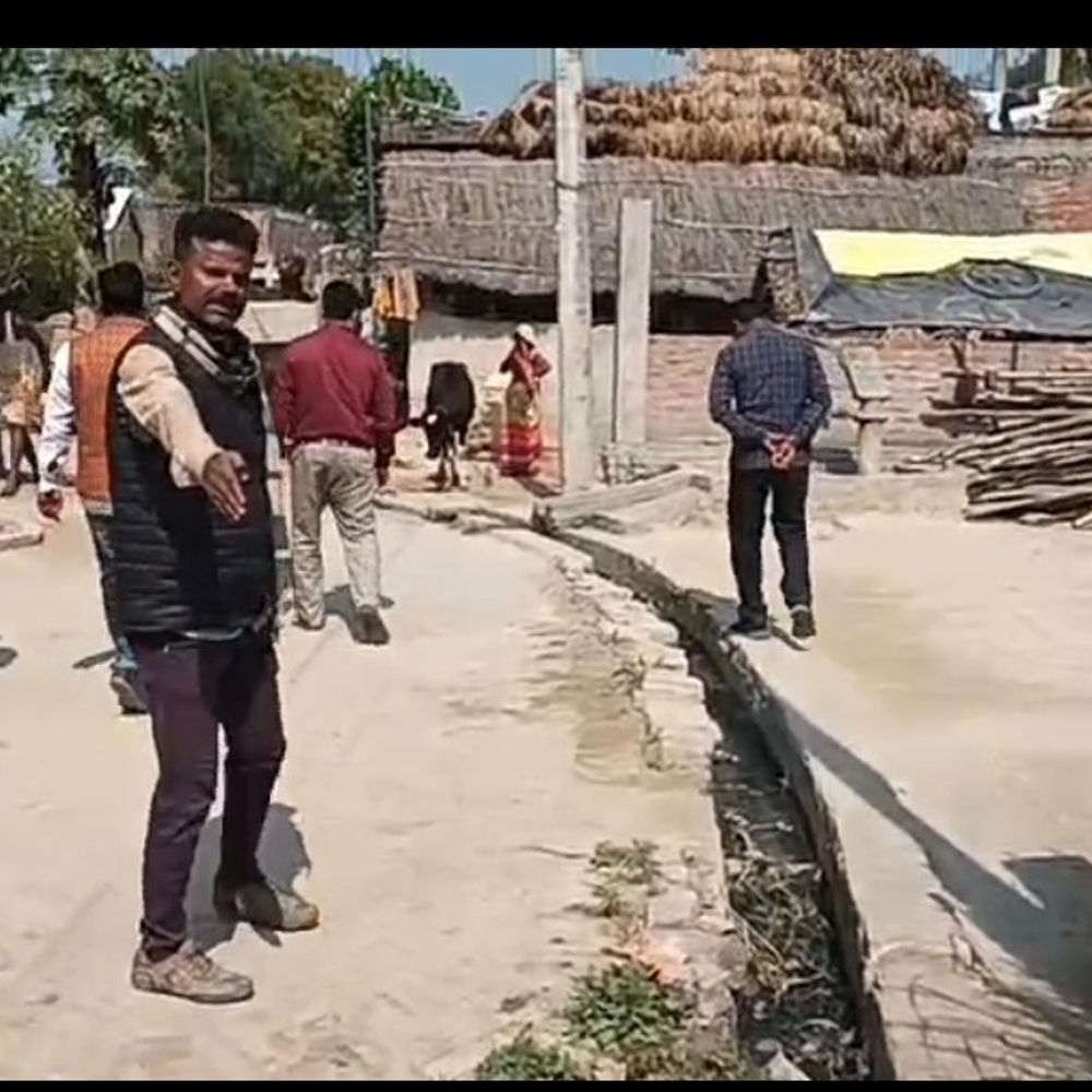 अम्बेडकरनगर में BJP विधायक के गांव दिलावलपुर में बदहाली:टूटी सड़कें और जाम नालियों से ग्रामीण परेशान