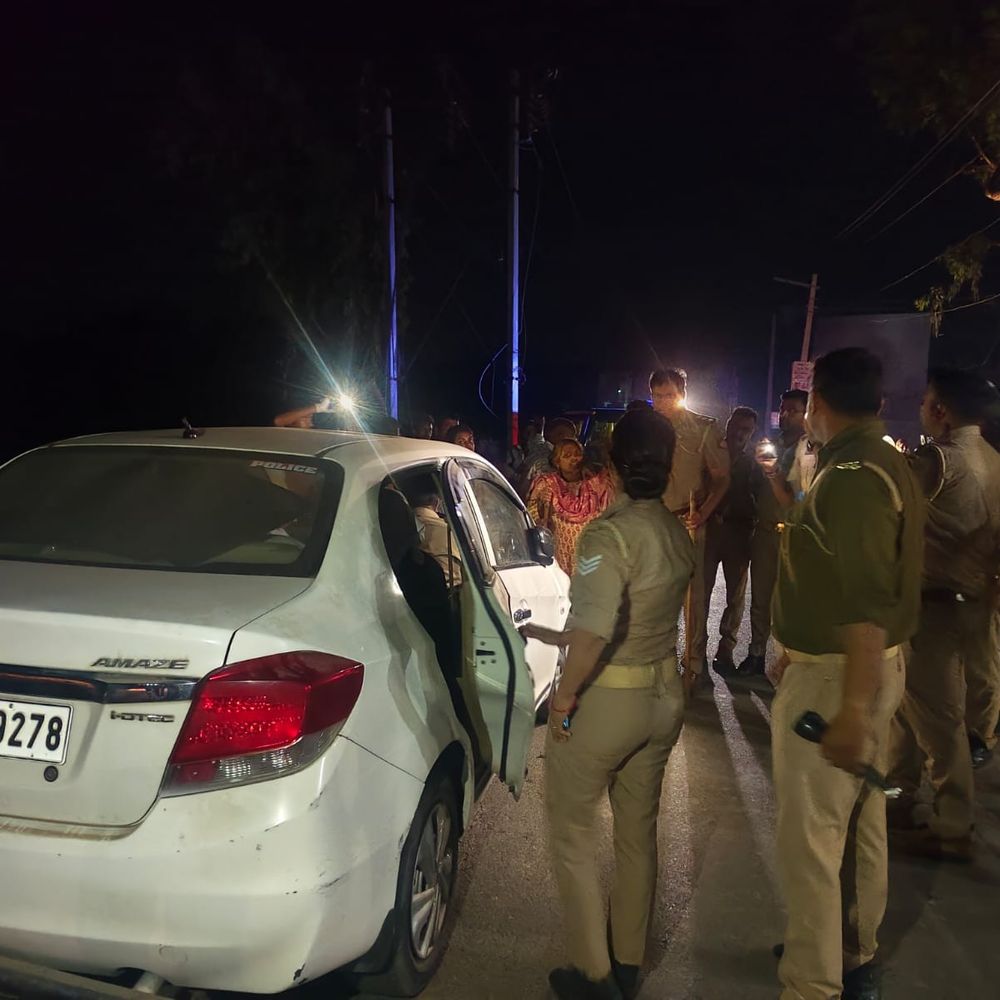 संभल में पुलिस टीम को महिलाओं ने घेरा, VIDEO:प्रधान के पति को पकड़ने गई थी, सिपाही का डंडा छीना, इंस्पेक्टर की वर्दी खींची