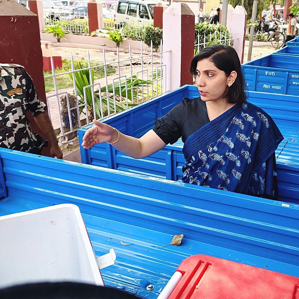 बक्सर में मछली पालकों को मिले 7 ई-रिक्शा:  DM ने हरी झंडी दिखाकर किया रवाना, बिजनेस को मिलेगा बढ़ावा – Buxar News