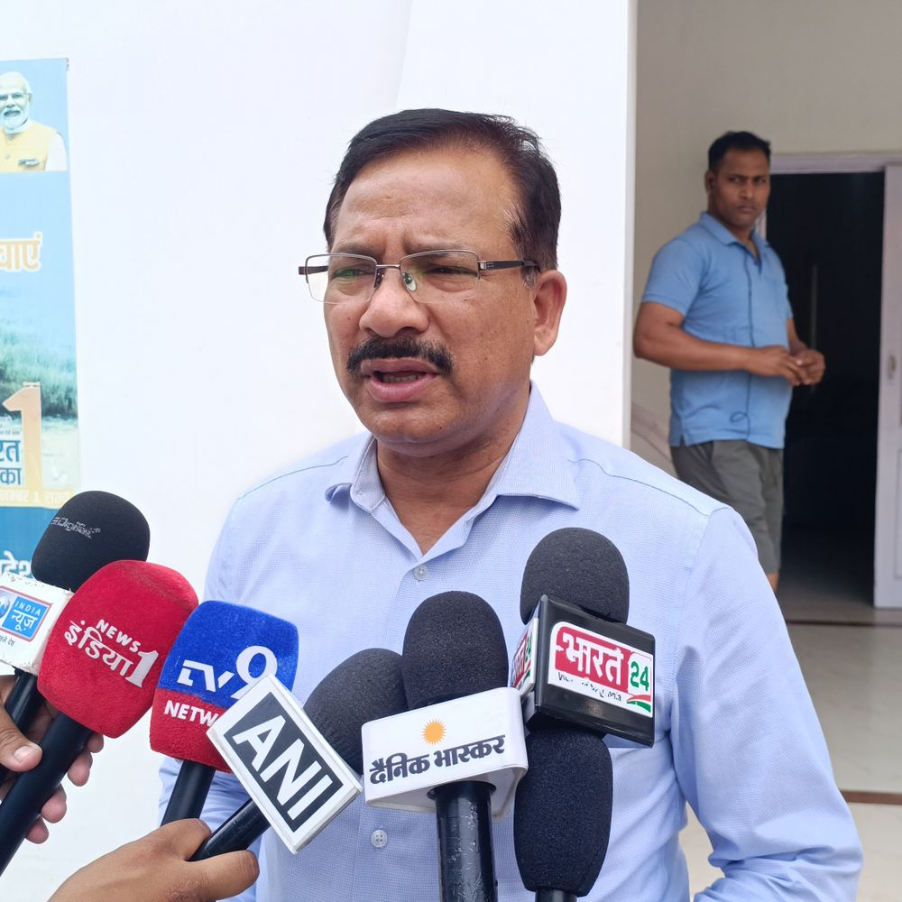 जालौन में डीएम ने गैस कमी की अफवाहें खारिज कीं:कहा- पर्याप्त सिलेंडर उपलब्ध, कालाबाजारी पर होगी कार्रवाई