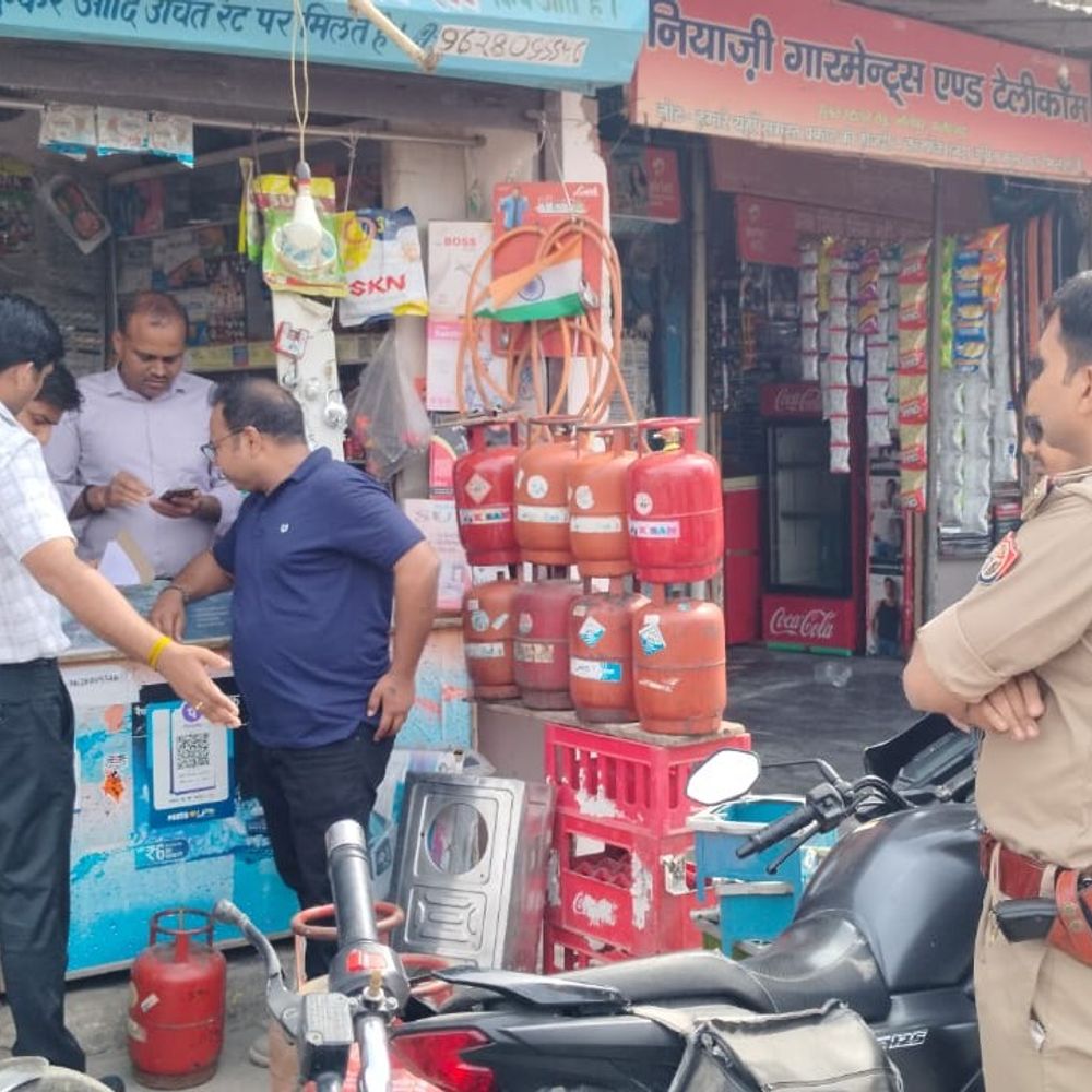 फर्रुखाबाद में घरेलू सिलेंडर से अवैध रिफिलिंग:दो दुकानदार पर मुकदमा दर्ज, आवश्यक वस्तु अधिनियम के तहत केस