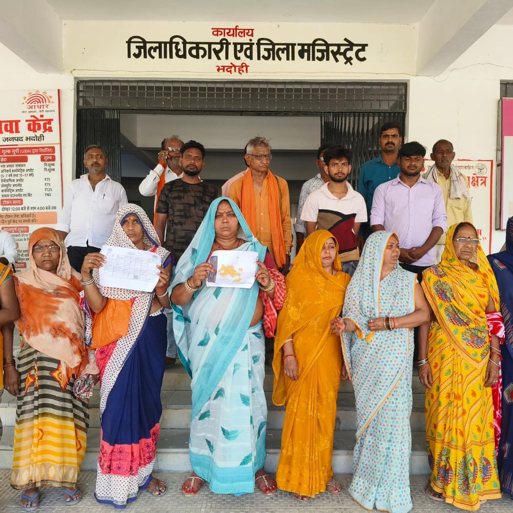 जोधपुर के ग्रामीणों ने डीएम को दिया ज्ञापन:आबादी की जमीन पर अवैध निर्माण रोकने की मांग