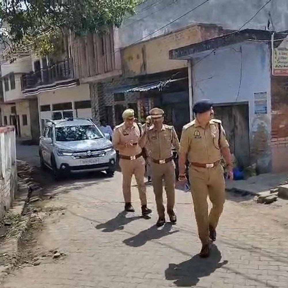 सीतापुर में अलविदा नमाज शांतिपूर्ण संपन्न, पुलिस की कड़ी निगरानी:मस्जिदों की ड्रोन से निगरानी, चप्पे-चप्पे पर तैनात रहा पुलिस बल