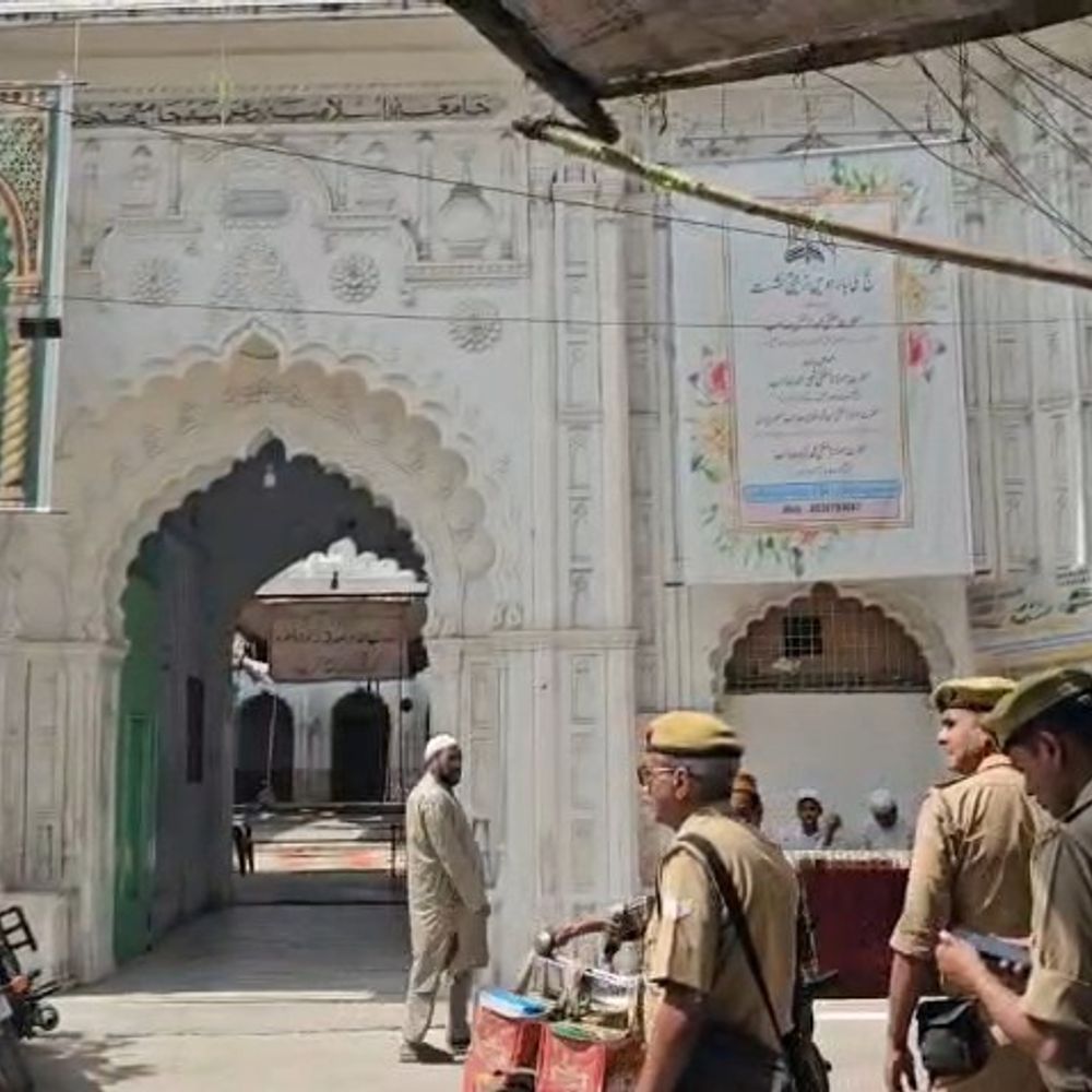 अमरोहा में अलविदा जुमे की नमाज:सुरक्षा के कड़े इंतजाम, मस्जिदों पर भारी पुलिस बल तैनात