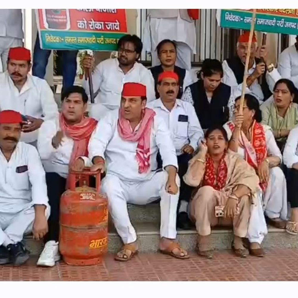 हापुड़ में सपा का महंगाई, गैस किल्लत पर प्रदर्शन:कलेक्ट्रेट में खाली सिलेंडर रखकर नारेबाजी, कालाबाजारी पर कार्रवाई की मांग