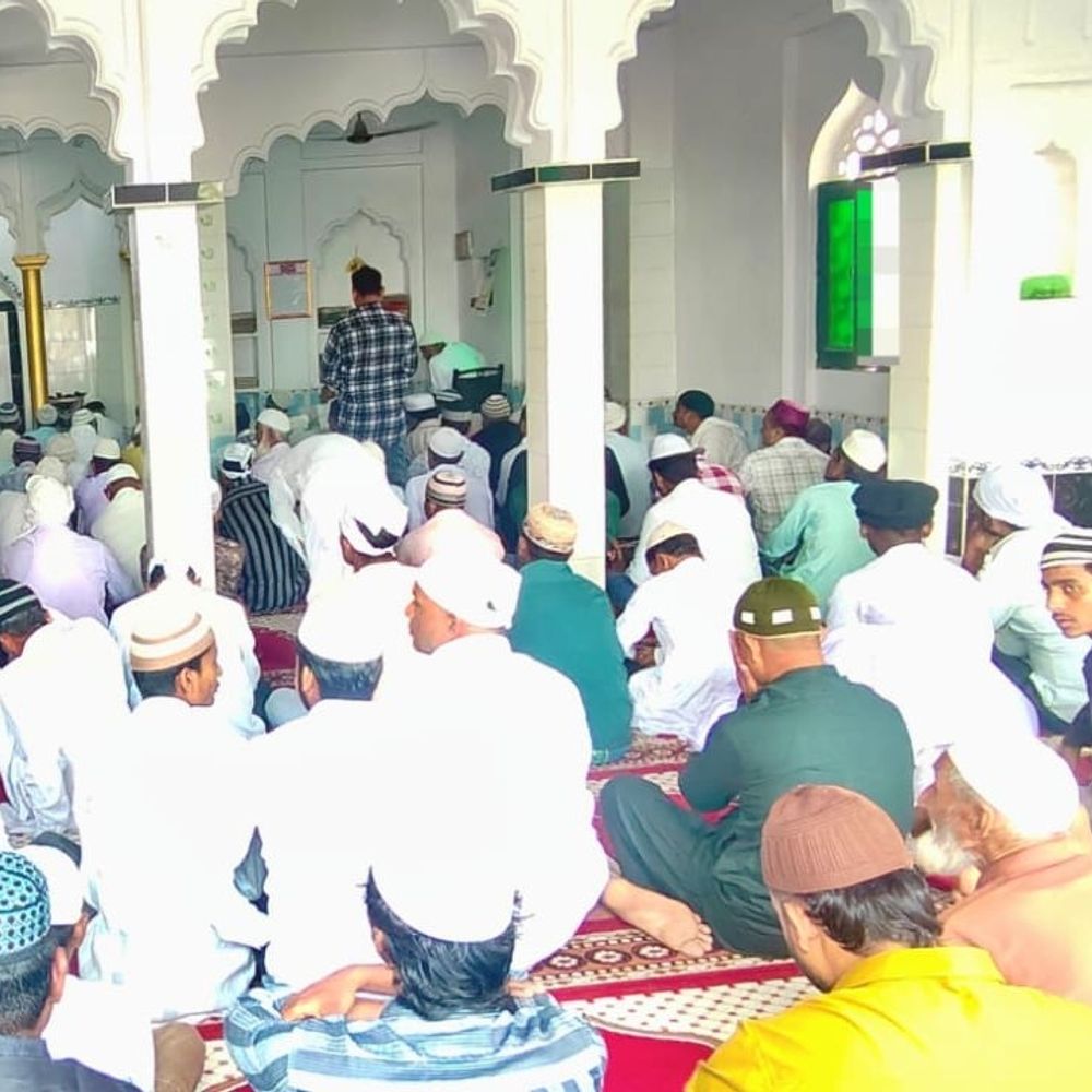 कड़ी सुरक्षा में हुई रमजान की अलविदा नमाज:देवरिया में अमन-चैन की दुआ मांगी, अफसर करते रहे गश्त