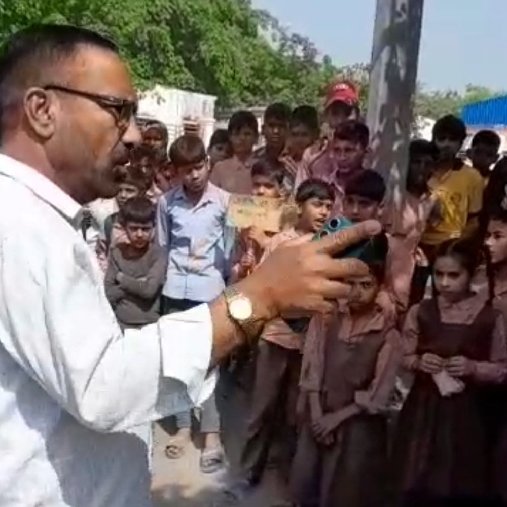 संभल के पीएमश्री विद्यालय के छात्रों का प्रदर्शन:निलंबित शिक्षक को वापस बुलाने की मांग, बोले- झूठे आरोप लगाए गए, अच्छा पढ़ाते थे