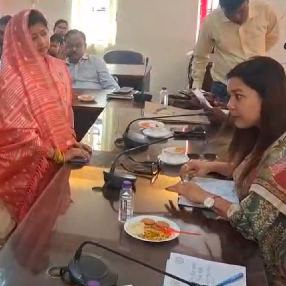 महिला आयोग सदस्य प्रियंका मौर्य ने सुनीं शिकायतें:अमेठी में दहेज उत्पीड़न, घरेलू हिंसा के मामलों पर की जनसुनवाई