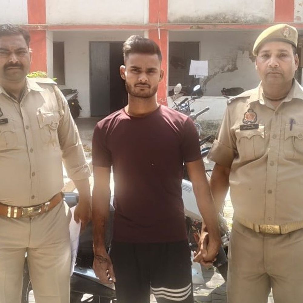 मिर्जापुर में नाबालिग को भगाने वाला आरोपी गिरफ्तार:कटरा पुलिस ने झांसी से पकड़ा, 2024 से चल रहा था फरार