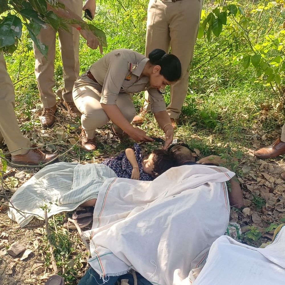 खुर्जा में रेलवे ट्रैक के पास तीन शव मिले:महिला का शव पेड़ से लटका, युवक-बच्ची नीचे पड़े थे