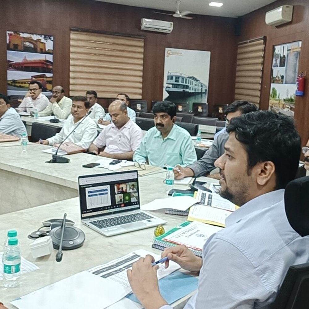 शिक्षकों की 100% उपस्थिति हो:गाजीपुर में डीएम ने दिए निर्देश, जर्जर स्कूल भवन जल्द ढहाए जाएंगे