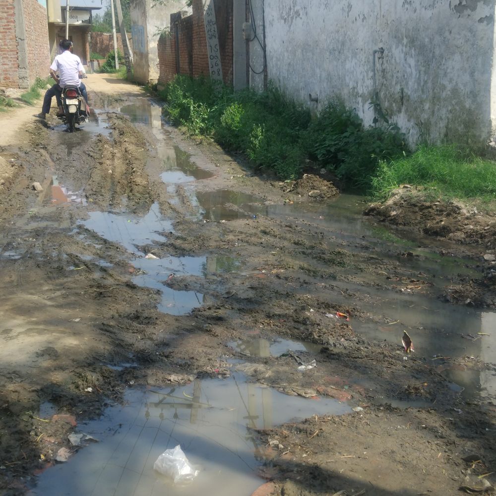 स्कूल जाने वाला रास्ता बना मुसीबत:एक साल से जर्जर सड़क से जूझ रहे ग्रामीण और छात्र