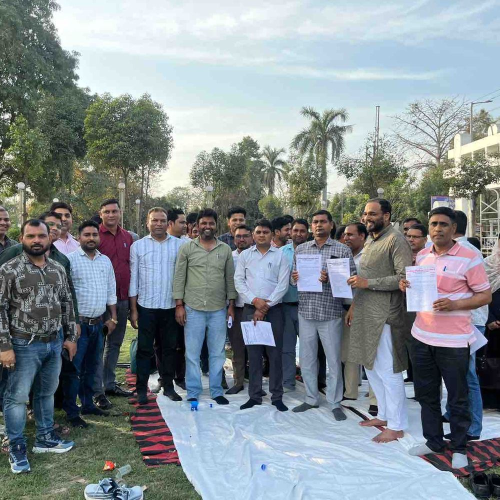 सचिवों ने निलंबन के विरोध में चेतावनी दी:रामपुर में बहाली न होने पर धरने का किया ऐलान, तीन साथियों पर हुई है कार्रवाई