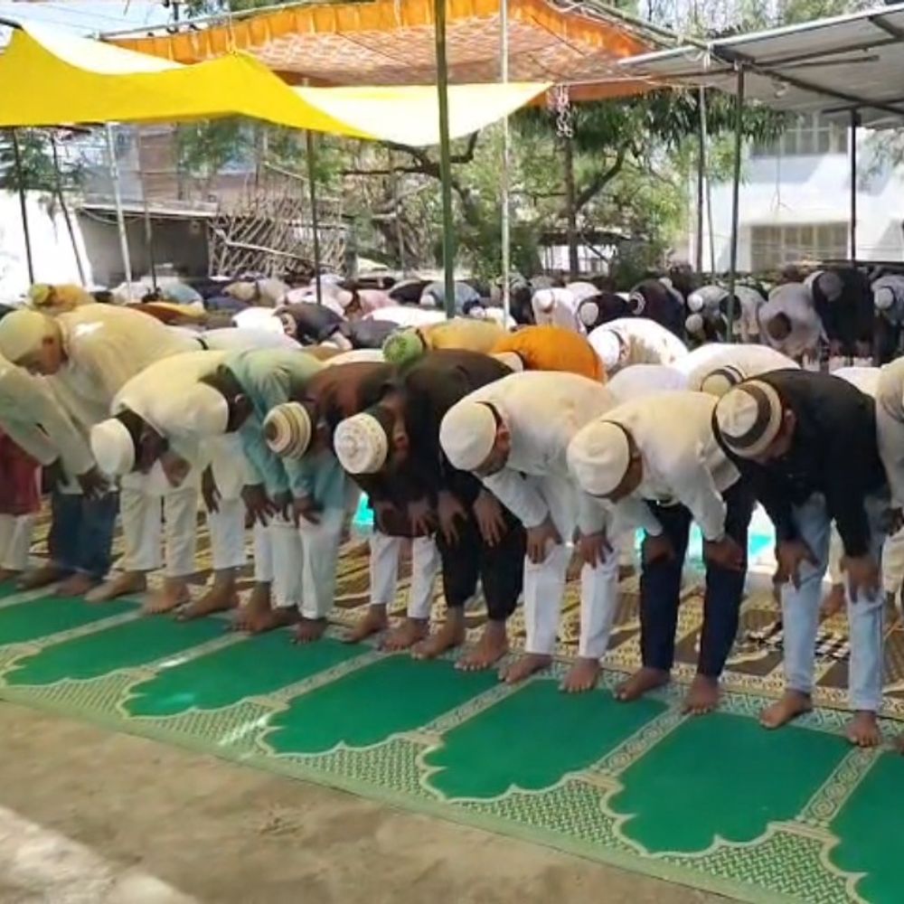 फतेहपुर में रमजान के अंतिम जुमे पर अलविदा नमाज:अमन-चैन की दुआ मांगी, एसपी ने सुरक्षा का जायजा लिया