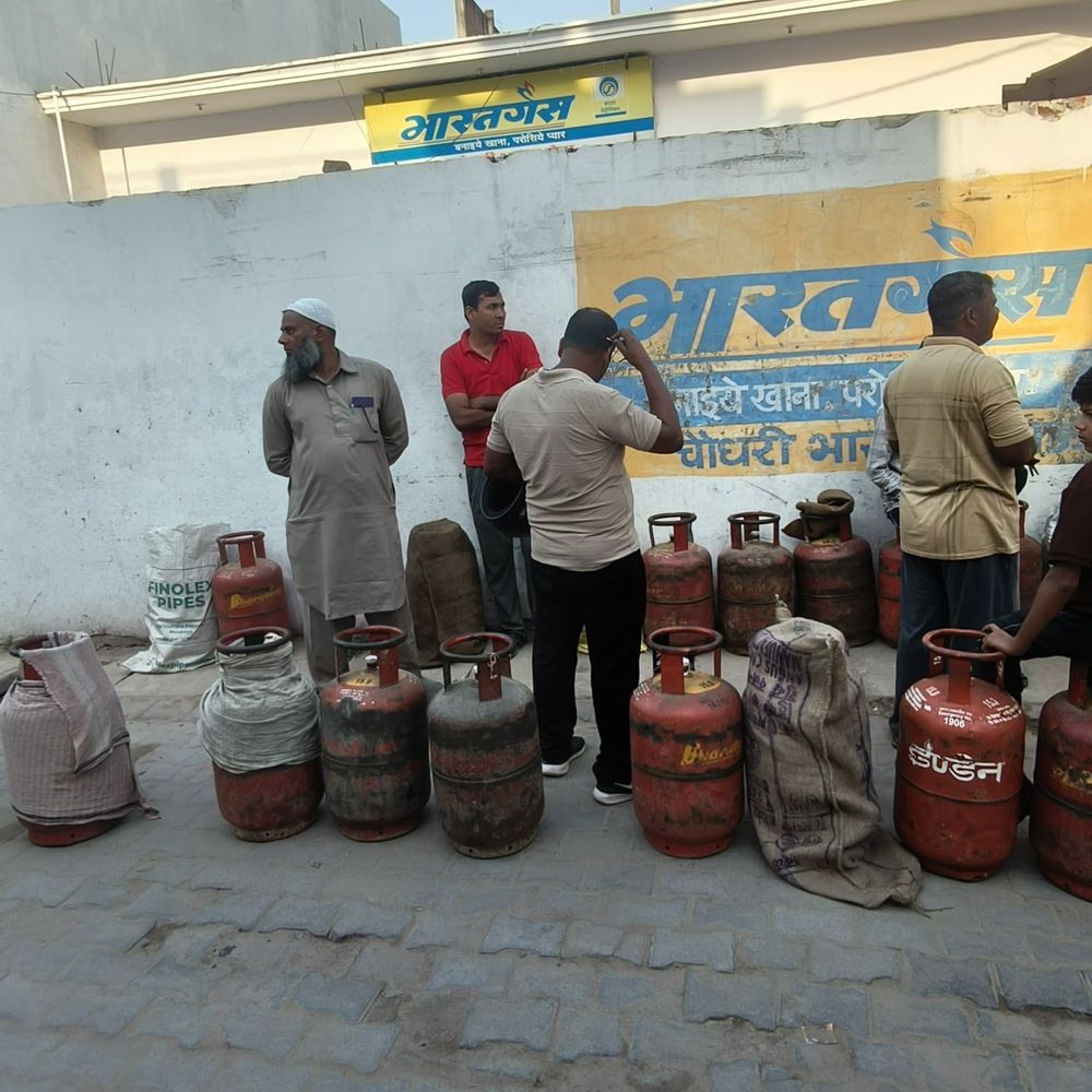 बुकिंग के बाद भी नहीं मिला सिलेंडर:मऊ में तकनीकी खराबी बनी वजह, लोगों को करना पड़ा इंतजार