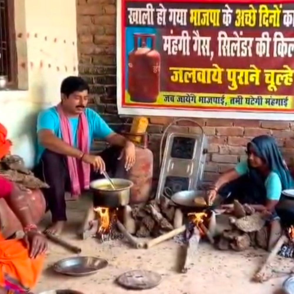 रसोई गैस की बढ़ती कीमतों पर सपा का प्रदर्शन:अमेठी में नेता ने चूल्हे पर खाना बनाकर जताया विरोध