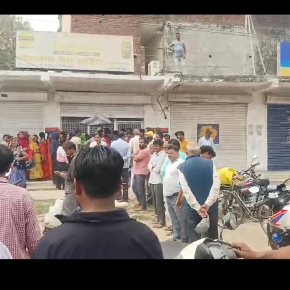 महराजगंज में गैस सिलेंडर न मिलने से हाहाकार:आक्रोशित उपभोक्ताओं ने मुख्य मार्ग जाम किया, तीन दिन से सिलेंडर नहीं