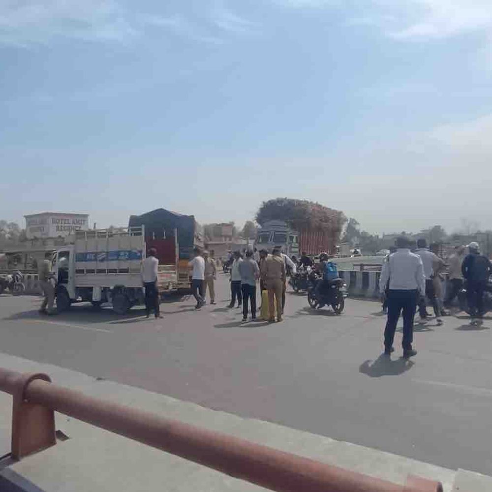 बुलंदशहर में केंटर ने महिला को रौंदा, मौत:बाइक से गैस सिलेंडर लेने जाते समय सड़क पर गिरी, सिर पर चढ़ा पहिया