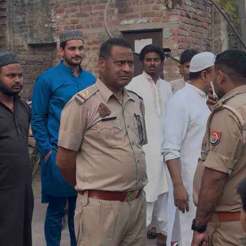 कानपुर में सड़क पर बह रहा टेनरी का दूषित पानी:मोहल्ले के लोगों ने पुलिस बुलाई, नाक पर रूमाल रखकर गुजर रहे लोग