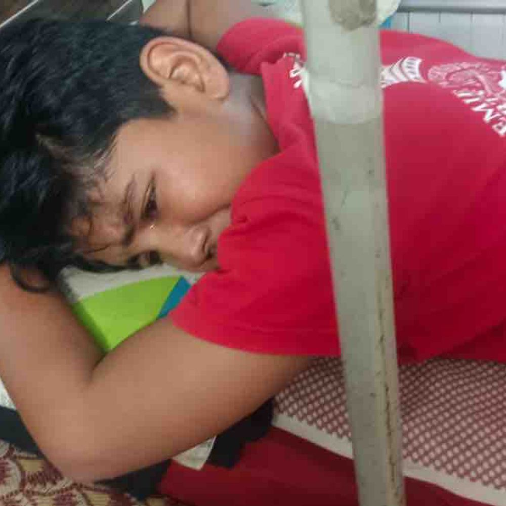 कानपुर में आवारा कुत्ते ने किशोर को दौड़ाकर काटा:12 साल के बच्चे के पैर में 10 टांके लगे, लोगों में गुस्स