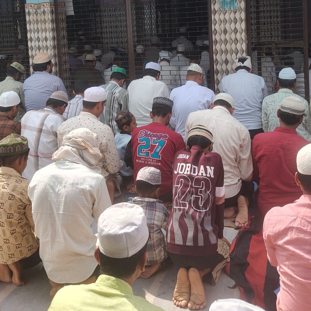 हाथरस में अलविदा की नमाज:रमजान के आखिरी जुमा पर कड़ी सुरक्षा के बीच अदा हुई, खुफिया टीम एक्टिव रही