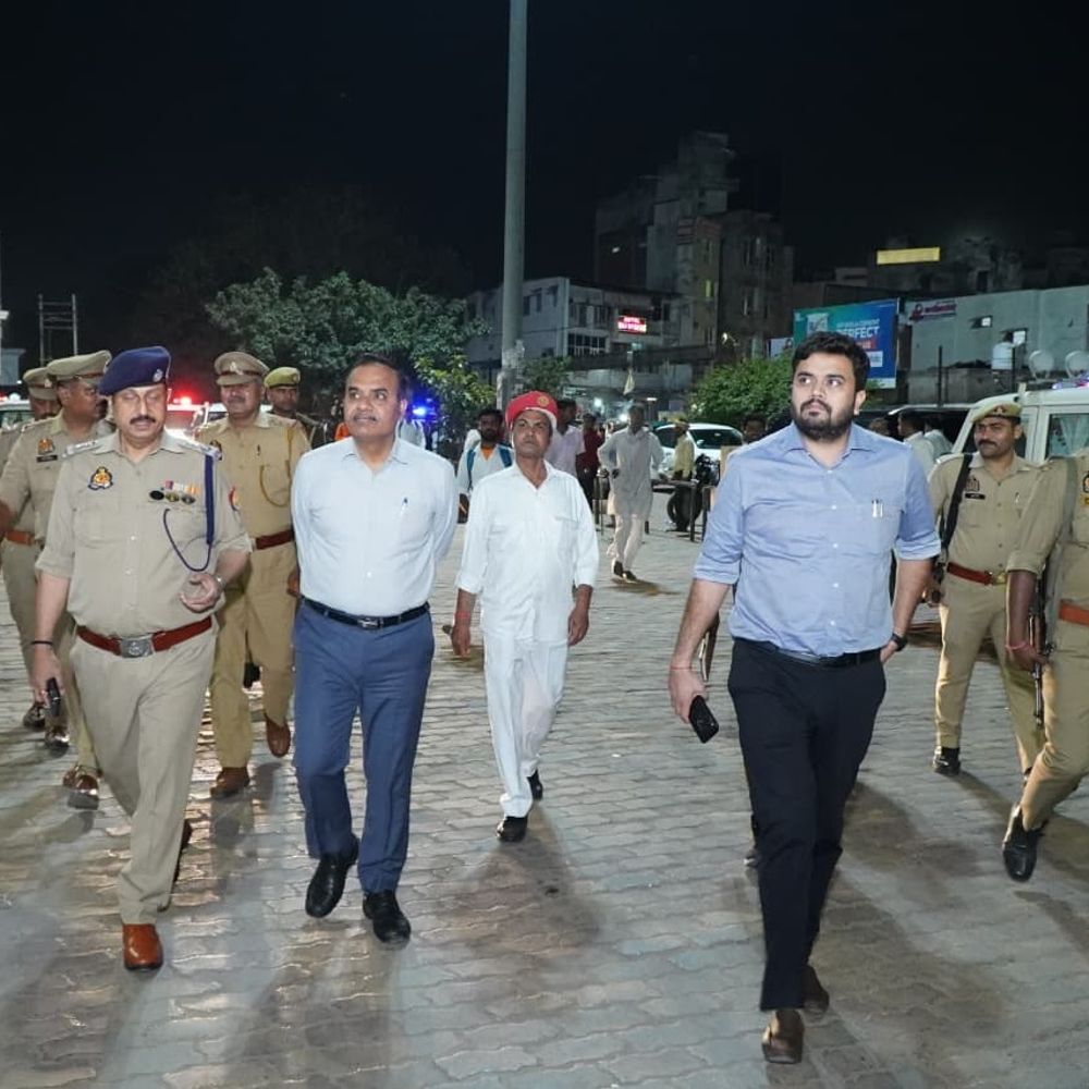 इटावा में पुलिस भर्ती परीक्षा को लेकर प्रशासन अलर्ट:डीएम-एसएसपी ने रेलवे-बस स्टेशन का निरीक्षण कर व्यवस्थाएं परखीं
