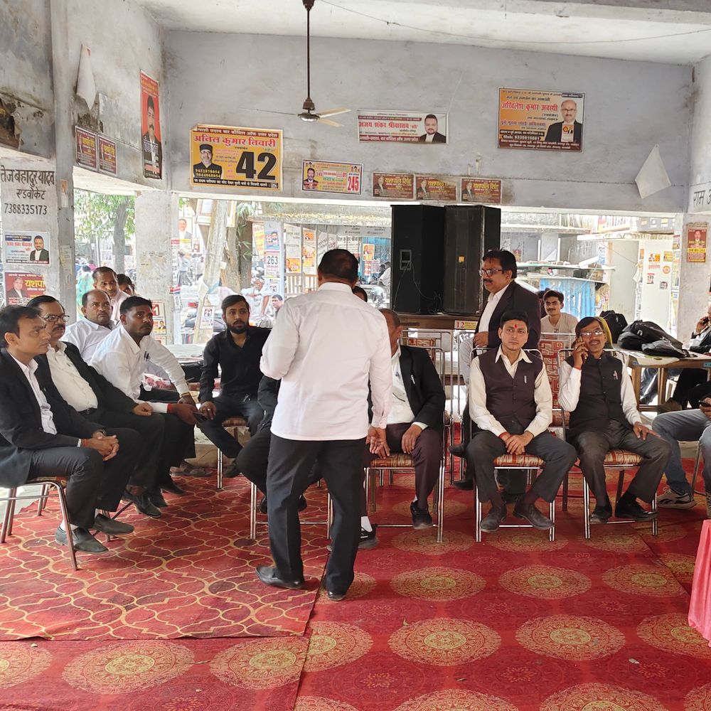 रायबरेली कलेक्ट्रेट में अधिवक्ताओं का होली मिलन:DM मुख्य अतिथि के रूप में शामिल हुईं, फूलों की होली खेली गई