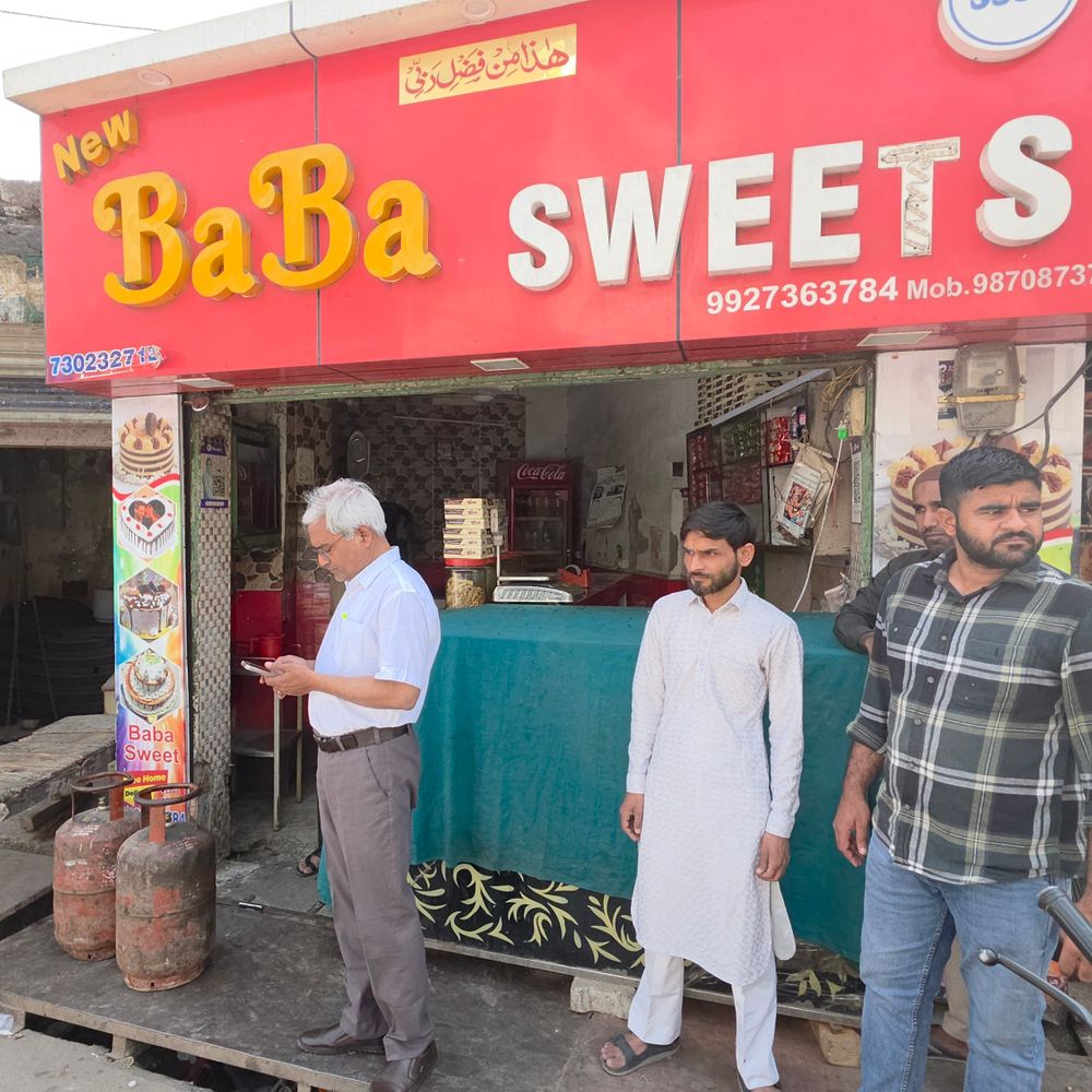 संभल में घरेलू गैस सिलेंडर के व्यावसायिक उपयोग पर शिकंजा:सिटी मजिस्ट्रेट ने 7 सिलेंडर जब्त किए, दुकानदारों में हड़कंप मचा