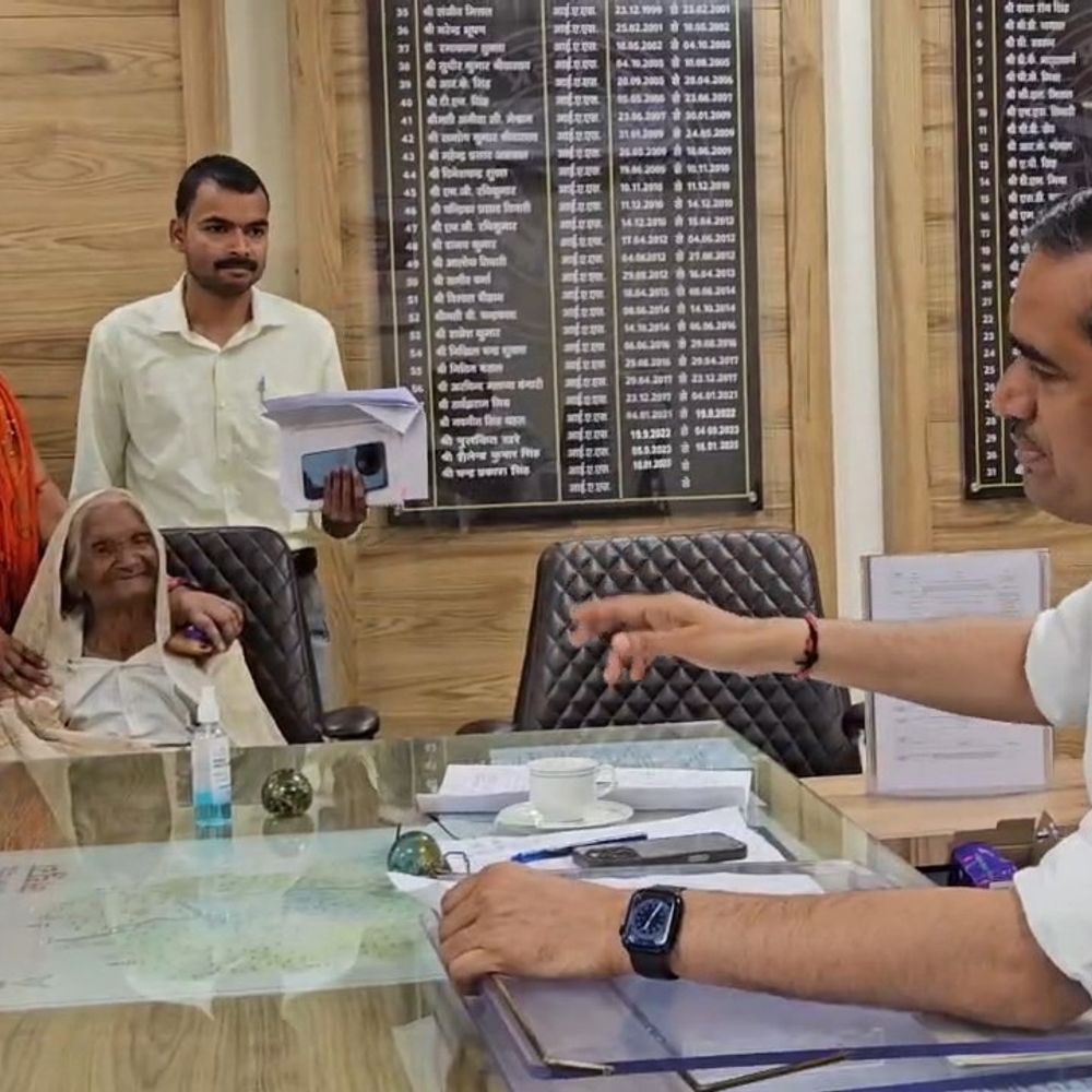 डीएम ने किया 112 साल की अम्मा का सपना पूरा:मिली वृद्धावस्था पेंशन, डीएम कार्यालय पहुंची थीं, उम्र जानकर रह गए थे सभी दंग