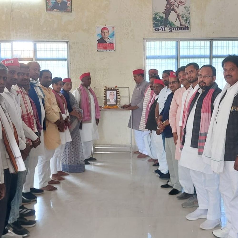 शिवदयाल चौरसिया की जयंती मनाई गई:सपा कार्यालय में जिलाध्यक्ष बोले- पहले पिछड़ा वर्ग आयोग के सदस्य थे