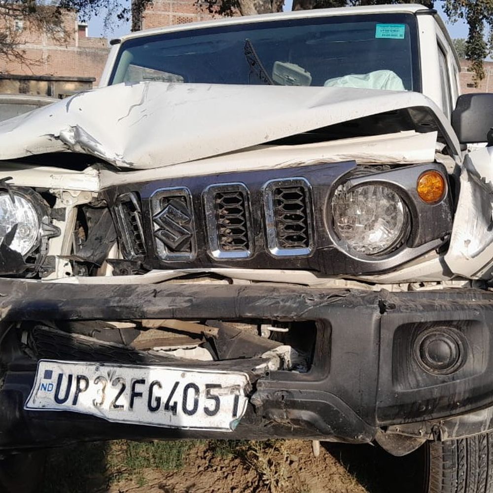 जालौन में SOG की जिम्नी गाड़ी का एक्सीडेंट:प्रभारी समेत चार लोग घायल, दीनदयाल चौराहे पर हुआ हादसा